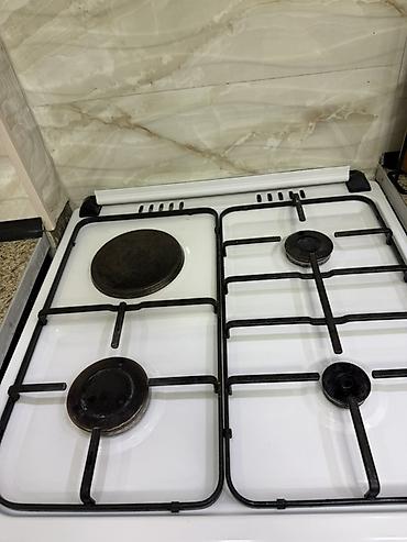 Газовая плита с духовкой, белая. Характеристики: - Варочная