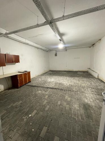 Kirayə qaraj: 236 nömrəli məktəbin qabağı. İşlək və mərkəzi küçədir. Yola baxır. Hər — 7