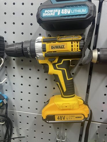 набор инструментов ключей: Аккумуляторная дрель-шуруповерт DeWalt, выполненная в фирменной