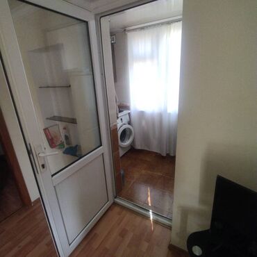 Uzunmüddətli kirayə mənzillər: Yasamal rayonu, İnşaatçılar metrosunun yaxınlığında, köhnə tikili, 5 — 7