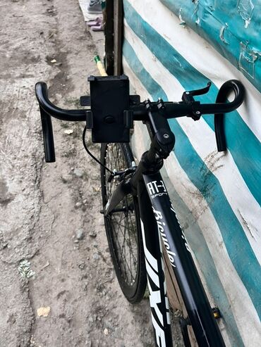 форма для велосипедиста: Велосипед JIXF Fixie в черном цвете, оснащенный рулем-бараном, что