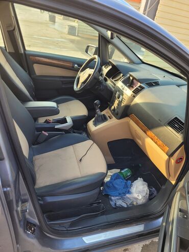 Opel: Opel Zafira B – geniş ailələr üçün funksional 7 yerlik miniven. Əsas — 8