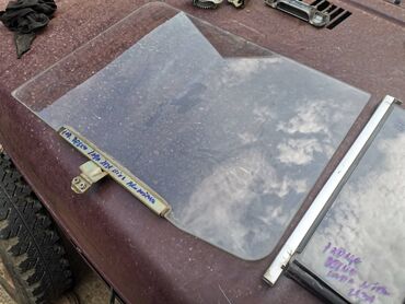 Auto delovi: Staklo desnih zadnjih vrata Lada 2131 Niva produzena. Skinuto sa — 5