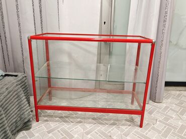 Biznes üçün program təminatı: Qırmızı çərçivəli şüşə vitrin - Konstruksiya: Metal qırmızı karkas