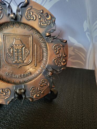 Ostali kućni dekor: Bakarni stari tanjir za zid. bez ostecenja. Precnik. 14,5cm. Grad — 4