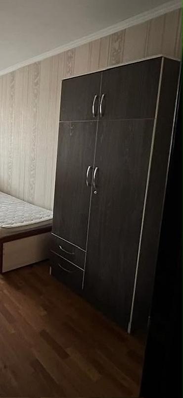 Двухстворчатый шкаф-купе из ЛДСП темного дерева с контрастной светлой at lalafo.kg Двухстворчатый шкаф-купе из ЛДСП темного дерева с контрастной светлой