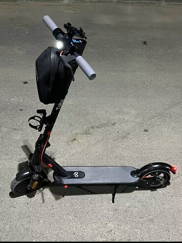 elektrik skuter qiyməti: Qara rəngli, yüngül çəkili Toba elektrik skuteri. Ön hissəsində farası