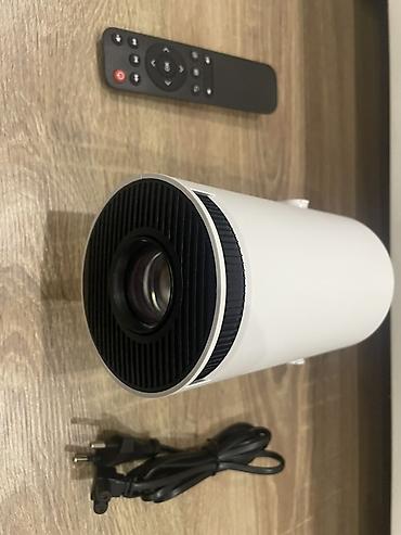 mifi ruter cena: Mini projektor sa daljinskim upravljačem i napojnim kablom. Kompaktan — 1