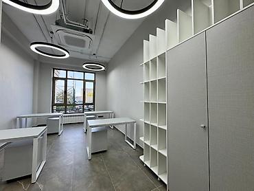 Коммерческая недвижимость: Сдаю Офис целиком: 280 м², В жилом комплексе, С ремонтом, С отдельным входом, С юридическим адресом, Первая линия — 3