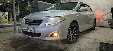 şüşə: Toyota Corolla sedan - Kuzov: gümüşü rəng, 4 qapı - Nömrə: 77-HF-471 — 2