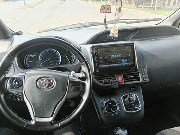 Toyota: Toyota Voxy: 1.8 l | 2015 il Van/Minivan — 13