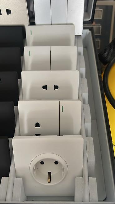 switch: Ağıllı ev üçün modul tipli elektrik aksesuarları dəsti - Divar tipli — 1