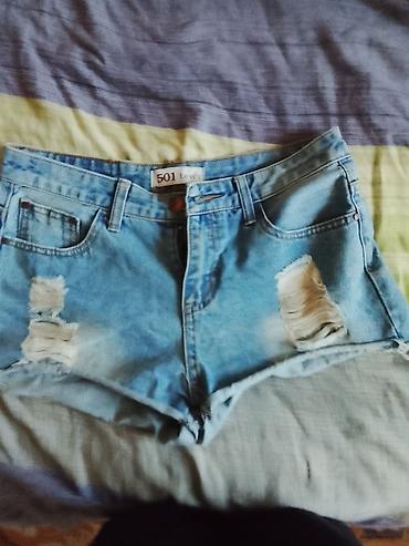 брюки трубы: Джинсовые шорты Levi's 501. Светло-голубые джинсовые шорты с рваными — 3