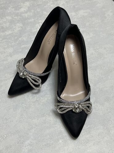 женское обувь: Туфли 36.5, цвет - Черный