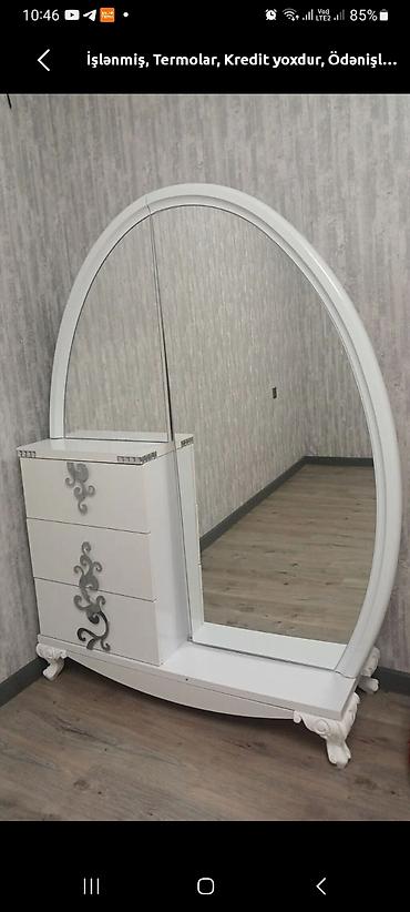 Komodlar: Ağ rəngli güzgülü konsol/komod - Dizayn: Oval formalı iri güzgü — 1