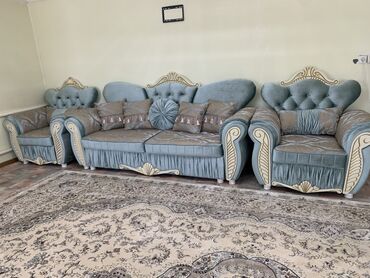 продаю домашние цветы: Срочно продается королевский диван Представляем комплект мебели для