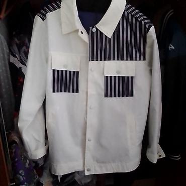 Ağ rəngli, zolaqlı detallı kişi gödəkçəsi - Stil: gündəlik/casual