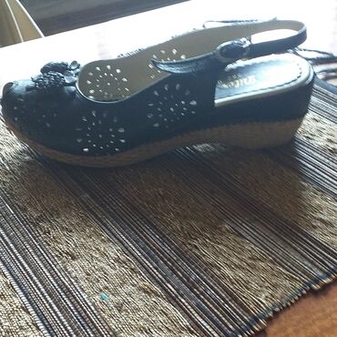 туфли с кожаной подошвой: Продаю босоножки, размер 39, чёрные,кожаные. Турция
