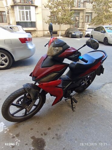 сколько стоит мотоцикл: Şəhər içi üçün praktik skuter/moped - Korpus rəngi: qırmızı-qara -