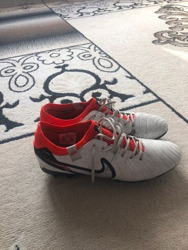тактические берцы: Футбольные бутсы Nike Tiempo Legend (лога и маркировки на модели). -
