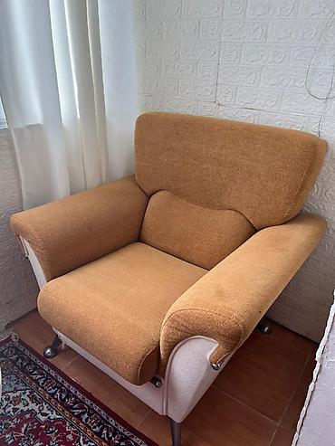 Rahat və geniş oturacaq sahəsinə malik yumşaq kürsü - Rəng
