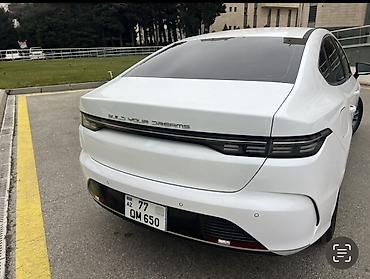 byd acar: BYD sedan – ağ rəng, müasir dizayn və aerodinamik kuzov.Taxşı — 7