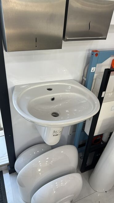 Moydadırlar: Ağ rəngli keramika Çanaq və iki geniş siyirməli ağ qapalı şkafı olan — 22