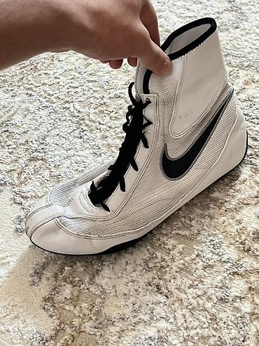nike original: Nike boks ayaqqabısı – yüksək boğazlı, ağ rəngdə, qara Swoosh loqosu — 2