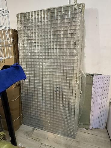 divar rəf: Mağaza və ticarət obyektləri üçün metal tor stend paneli / gridwall — 3