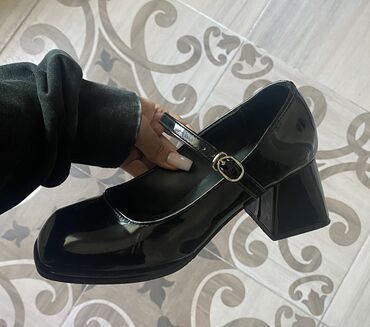 лакированные туфли: Черные туфли 36р на невысоком каблуке(6-7см), по типу мэри Джейн