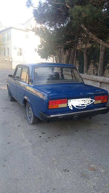 2107 qapı: VAZ 2107 sedan – mavi rəng, arxaötürücülü, klassik kuzov. - Kuzov: 4 — 5