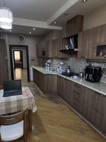 Uzunmüddətli kirayə mənzillər: Geniş və işıqlı mənzil Satilir - Planlama: geniş dəhliz, böyük yataq — 30