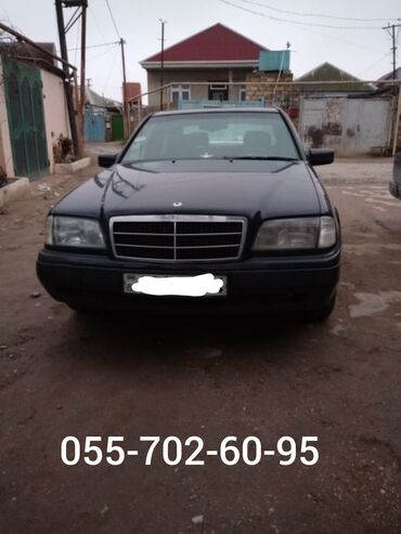 Tünd göy rəngli Mercedes-Benz C200 sedan. Avtomobilin eksteryeri dörd