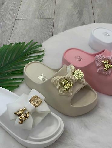 solo obuca baletanke: Zenske trendy papuče NOVO!
36-41

1650 din

🌹 Odmah dostupno 🌹 — 1
