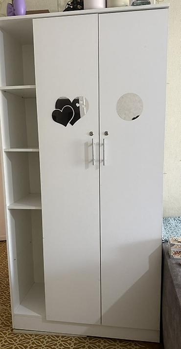 standing mirror: Белый шкаф для одежды с открытыми боковыми полками. - Конструкция — 1