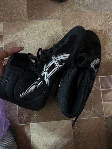 Кроссовки и спортивная обувь: Продаю обувь на мальчика, 37 размер. Все в отличном состоянии. Цена — 1