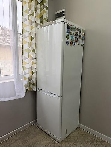 indesit: Холодильник Indesit, двухкамерный, белый. Подходит для семейного — 2