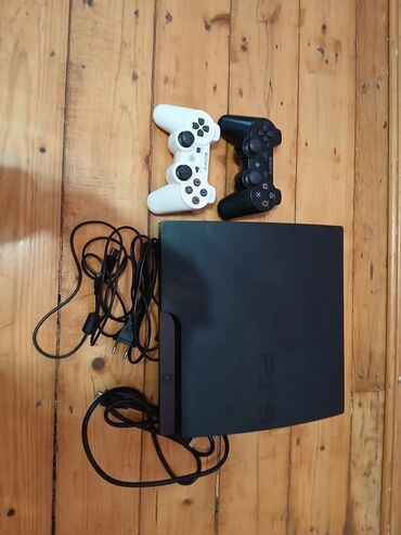 Xbox 360 & Xbox: Sony PlayStation 3 oyun konsolu iki ədəd pultla birlikdə. Konsol qara