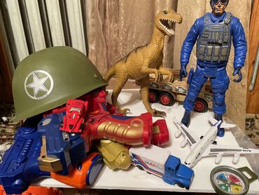 машинки игрушки: 3 рабочих пистолета, солдат, динозавр, 2модельки, самолет, компас
