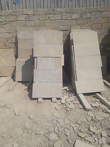 Dekorativ daşlar: Açıq bej rəngli daş plitələr hər növ tikinti və təmir işləri üçün — 2