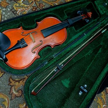 Gitaralar: Skripka dəsti - Korpus: klassik 4/4 ölçülü skripka, parlaq