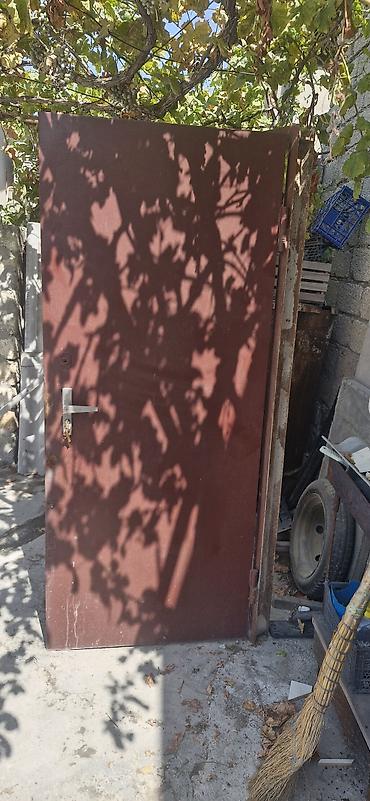 kodlu blok qapilari: Dəmir qapı – çərçivə və kilid mexanizmi ilə - Material: qalın metal — 1