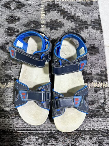 ликвидация вещей: Летние сандалии синего цвета на мальчика от английского бренда CLARKS