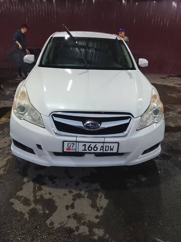 субары б4: Subaru Legacy седан, белый цвет кузова. Основные особенности: 2.5