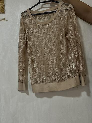 Bej rəngdə krujeva bluz M RAZMER - Model: Uzunqollu, dairəvi yaxalı -