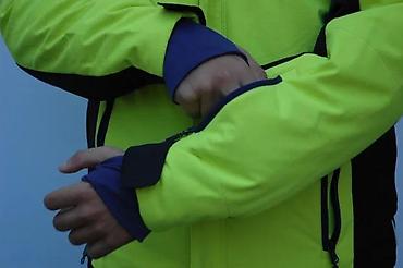 north face kacket: Muška jakna u neon žutoj boji, dizajnirana za skijanje. Poseduje — 9