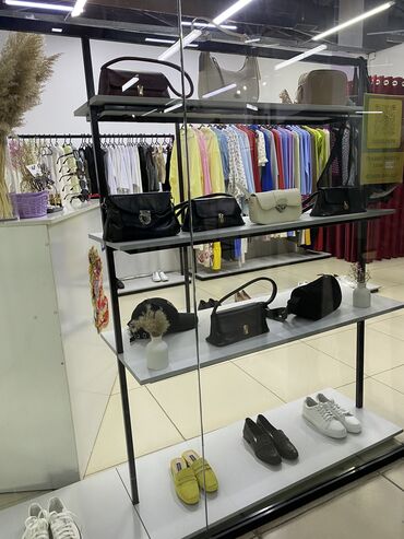 оборудование для бутика: Продаю готовый бизнес в Токмаке( Глобус) 2 этаж- бутик женской
