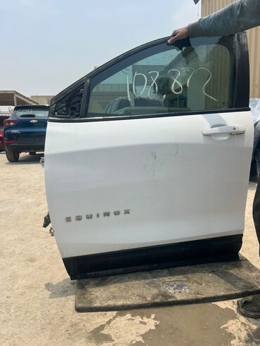 работа водителем категории c: Chevrolet Equinox avtomobilinin qapısı. Ağ rəngdədir və avtomobilin