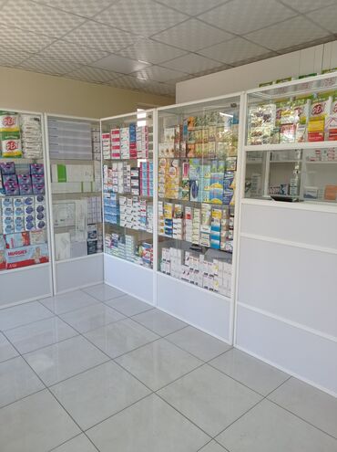 Другое торговое оборудование: Продаю аптечную витрину стеклянную высота 2м, ширина 1м, глубина