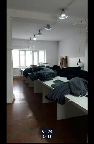 Помещения свободного назначения: ПРОДАЁТСЯ : ПИШПЕК ( р-н АВИА УЧИЛИЩА ). ШВЕНЫЙ ЦЕХ . ( действующий — 2